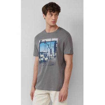 Tricou barbati cu imprimeu foto - decolteu la baza gatului si croiala Regular Fit - Gri -