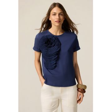 Tricou cu aplicatie florala si decolteu la baza gatului