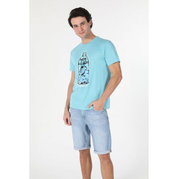 Tricou cu decolteu la baza gatului si imprimeu grafic