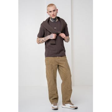 Tricou cu decolteu la baza gatului si logo discret
