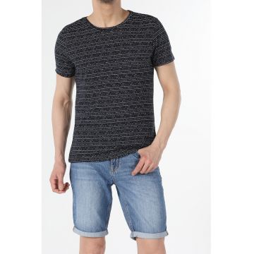 Tricou cu decolteu la baza gatului si model in dungi