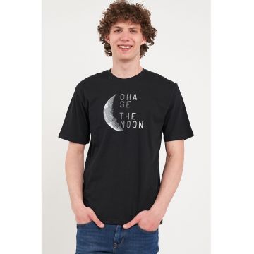 Tricou cu decolteu la baza gatului si text