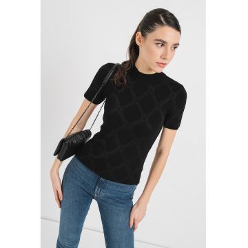 Tricou cu decolteu la baza gatului