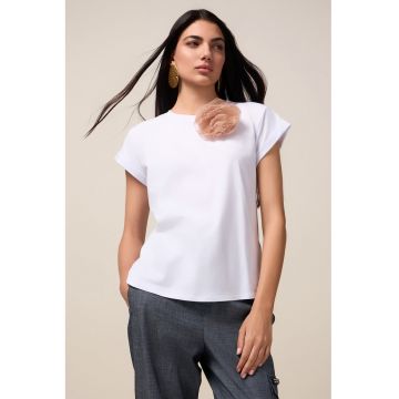 Tricou cu decolteu rotund si aplicatie florala