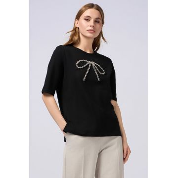 Tricou cu detaliu cu funda si strasuri