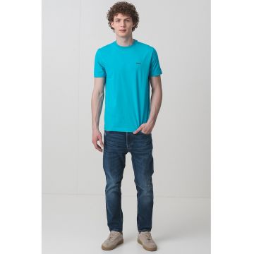 Tricou cu logo discret si decolteu la baza gatului