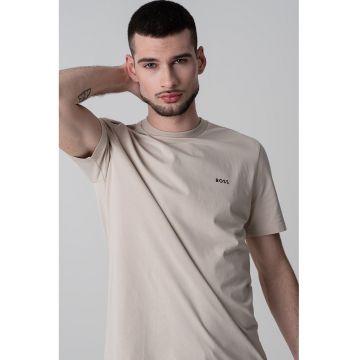 Tricou cu logo discret si decolteu la baza gatului