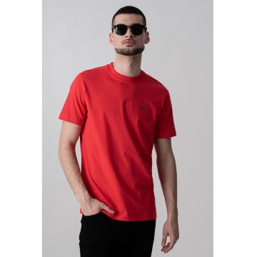 Tricou cu logo discret si decolteu la baza gatului