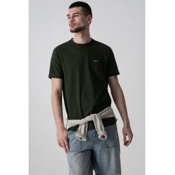 Tricou cu logo discret si decolteu la baza gatului