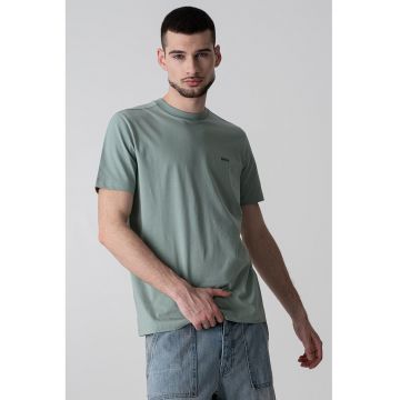 Tricou cu logo discret si decolteu la baza gatului