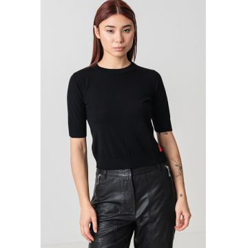 Tricou de lana cu decolteu la baza gatului