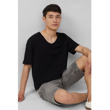 Tricou lejer cu decolteu in V