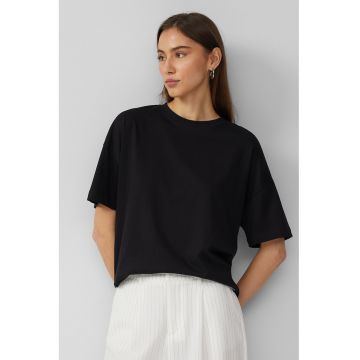 Tricou lejer cu decolteu la baza gatului