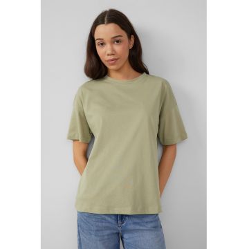 Tricou lejer cu decolteu la baza gatului