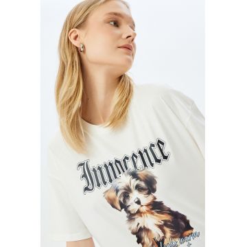 Tricou lejer cu imprimeu grafic si text frontal