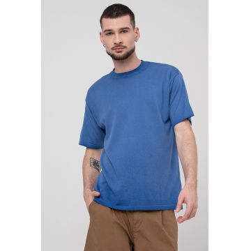 Tricou regular fit cu decolteu la baza gatului
