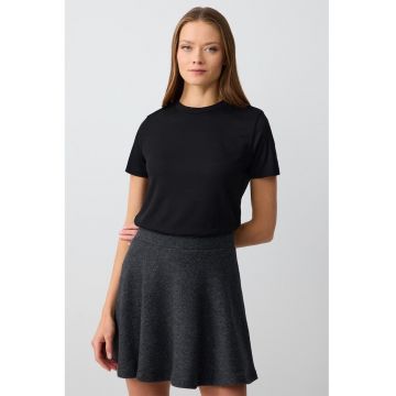 Tricou striat cu decolteu la baza gatului