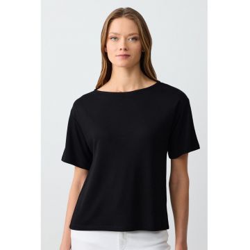 Tricou uni cu decolteu barcuta