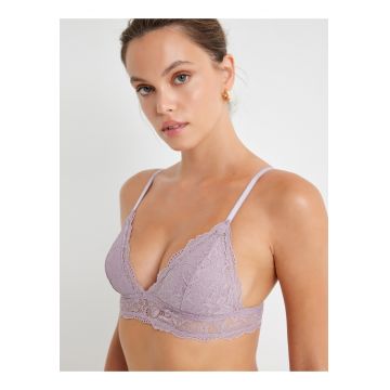 Sutien din dantela cu cupe triunghiulare