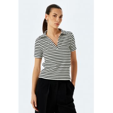 Tricou cu decolteu in V si model in dungi