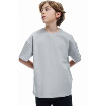 Tricou cu decolteu la baza gatului