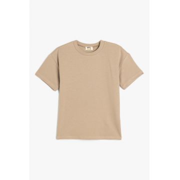Tricou cu decolteu la baza gatului
