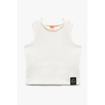 Tricou cu decolteu la baza gatului
