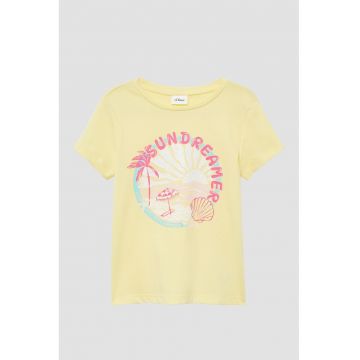 Tricou cu decolteu la baza gatului - model grafic si imprimeu text