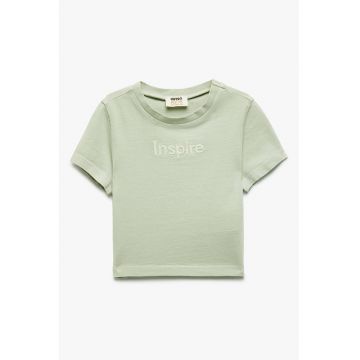 Tricou cu decolteu la baza gatului si broderie text