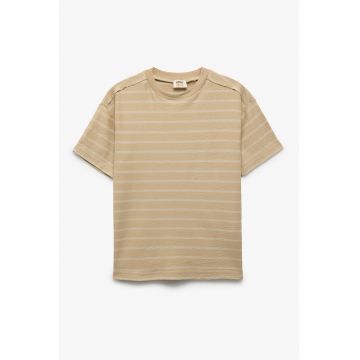 Tricou cu decolteu la baza gatului si dungi