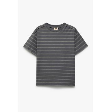 Tricou cu decolteu la baza gatului si dungi