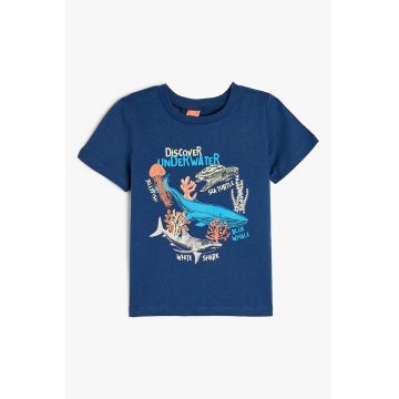 Tricou cu decolteu la baza gatului si imprimeu