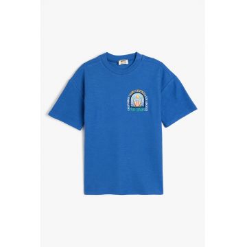 Tricou cu decolteu la baza gatului si imprimeu