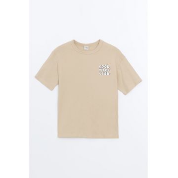 Tricou cu decolteu la baza gatului si imprimeu discret