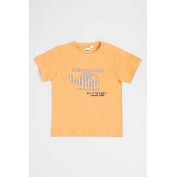 Tricou cu decolteu la baza gatului si imprimeu grafic