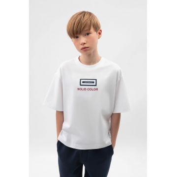 Tricou cu decolteu la baza gatului si imprimeu grafic