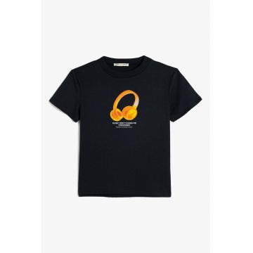 Tricou cu decolteu la baza gatului si imprimeu grafic