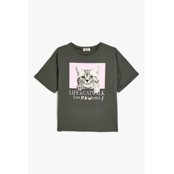Tricou cu decolteu la baza gatului si imprimeu grafic