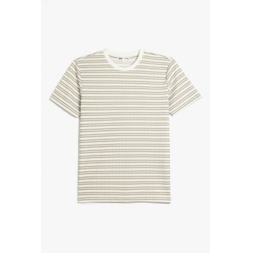 Tricou cu decolteu la baza gatului si imprimeu in dungi