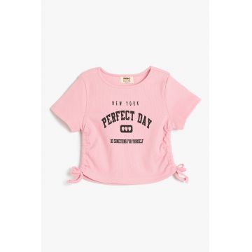 Tricou cu decolteu la baza gatului si imprimeu text