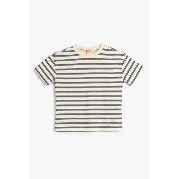 Tricou cu decolteu la baza gatului si model in dungi