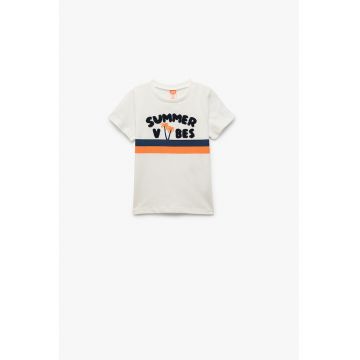 Tricou cu decolteu la baza gatului si text