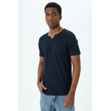 Tricou cu decupaj in V