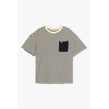 Tricou cu dungi si buzunar aplicat