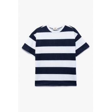 Tricou cu dungi si decolteu la baza gatului