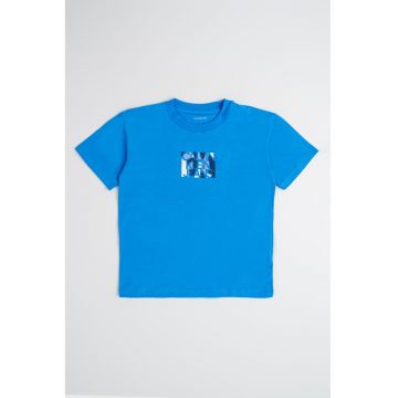 Tricou cu logo si decolteu la baza gatului