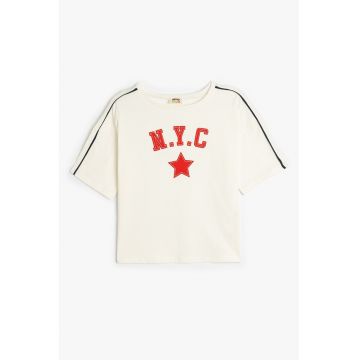 Tricou cu text brodat