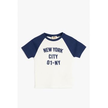 Tricou cu text si maneci raglan