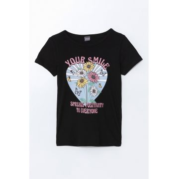 Tricou din bumbac cu decolteu la baza gatului si imprimeu grafic