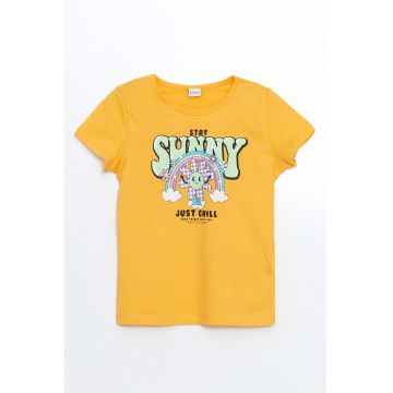 Tricou din bumbac cu decolteu la baza gatului si imprimeu grafic